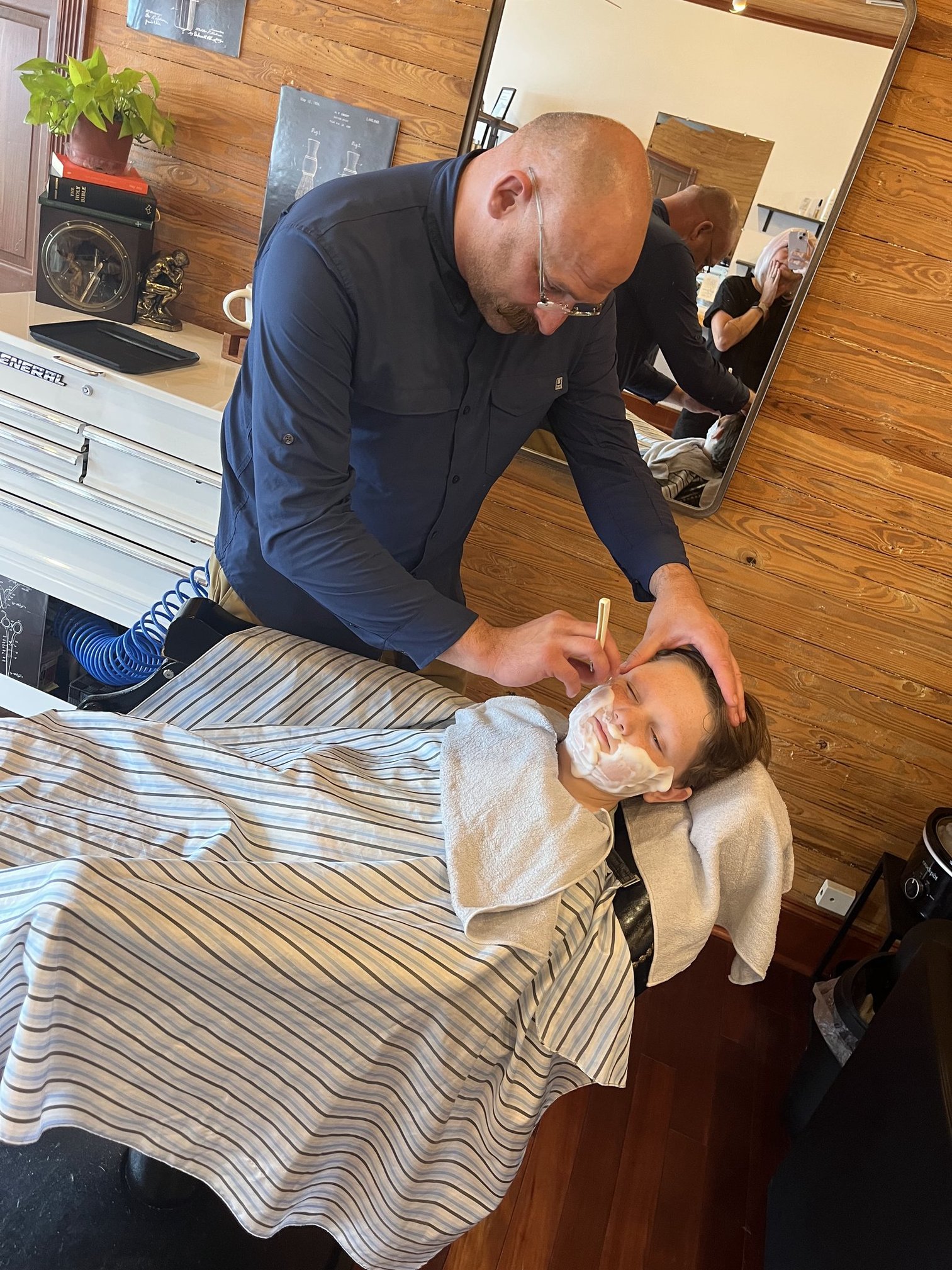 Signum Crucis Barbershop - straight razor shave